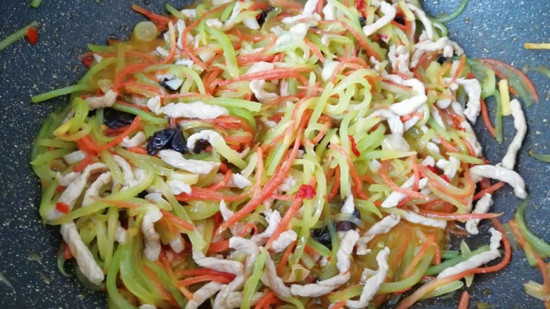 鱼香肉丝,加入<a style='color:red;display:inline-block;' href='/shicai/ 788'>生抽</a>翻炒均匀。
