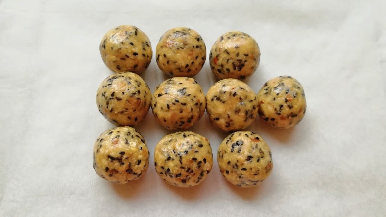 麦片芝麻核桃酥,分成20g一份搓圆。