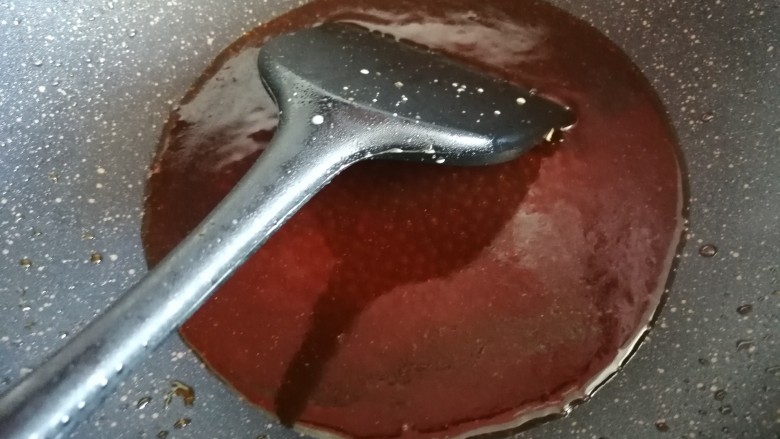饭团子,锅中放油放入味极鲜,<a style='color:red;display:inline-block;' href='/shicai/ 156925'>水</a>淀粉调成汁