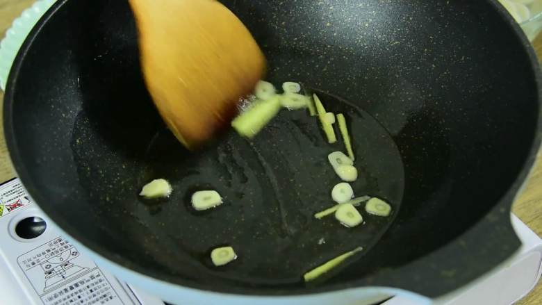 年糕的吃法也是很多样的,咸的甜的怎么做好像都不错,热锅冷油,倒入姜、蒜爆香。