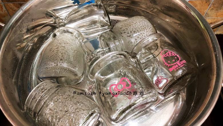 桑葚酸奶,瓶子先清洗干净,瓶子冷水下锅,中小火煮开,煮开后再煮5分 瓶子要烫煮一下,高温灭菌