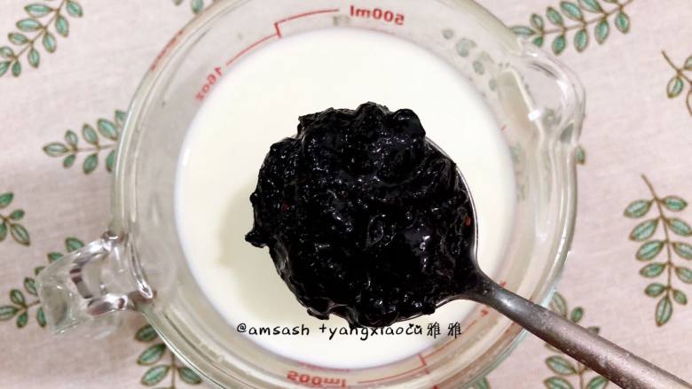 桑葚酸奶,这时可以加入准备好的桑葚果酱,(我这里一半的奶液做的是原味的,一半加入了桑葚果酱,如果全部都加果酱的话,得多加50克哦)