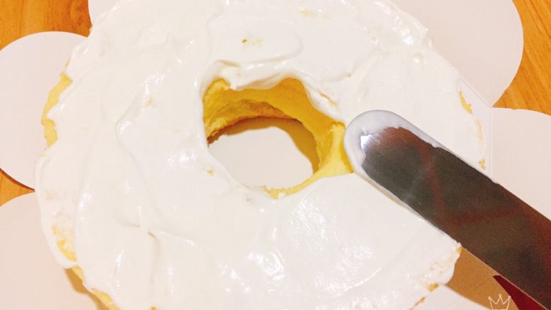 鲜果裸蛋糕(最简易的奶油水果蛋糕),取一片蛋糕片,摸上一圈圈淡奶油,