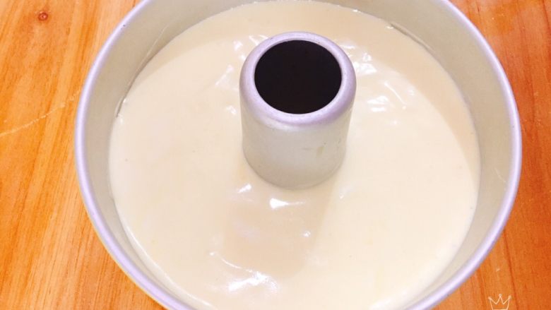 鲜果裸蛋糕(最简易的奶油水果蛋糕),倒入模具,轻震几下模具震出里面的大气泡。
