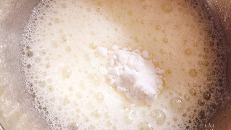 鲜果裸蛋糕(最简易的奶油水果蛋糕),电动打蛋器打至体积膨胀,这时再加入20克糖粉