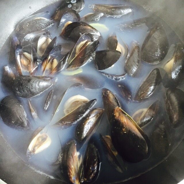 淡菜冬瓜汤,大火煮三分钟即可,煮熟的淡菜会逐个开口