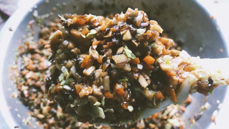 素什锦水饺,油略微凉后倒入饺子馅儿中,搅拌均匀。这时候再依据自己口感选择放盐。