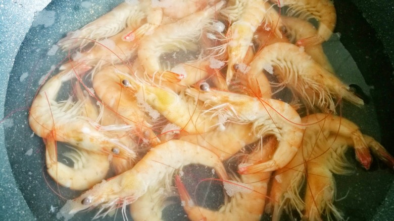 鲜嫩无比的白灼虾,倒入备好的虾,待水再次烧开后,转小火慢煮5分钟。