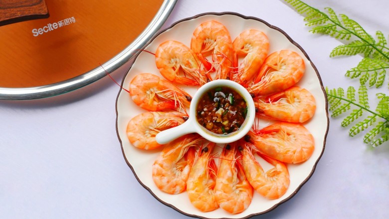 鲜嫩无比的白灼虾,去掉外壳,白玉般透明的虾肉露出,鲜香四溢,蘸一点调配好的酱料汁,口齿间虾肉鲜香的汁水和酱料的酸甜,混合在一起,令人根本停不下来。