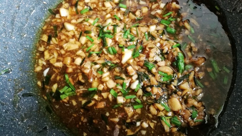 鲜嫩无比的白灼虾,加葱、凉开水兑成醮料汁拌匀,装入调料碟,