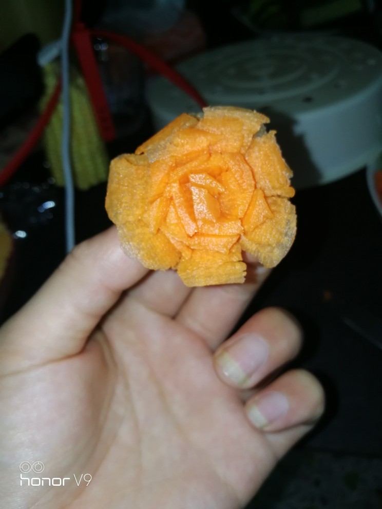 炒饭,剩的胡萝卜用雕花,第一次雕有点丑,见谅。(中间无聊插个小曲😜)
