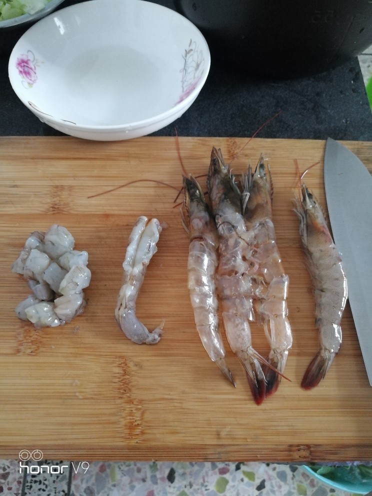 炒饭,虾洗干净,扒皮,中间切开去沙线,切粒。