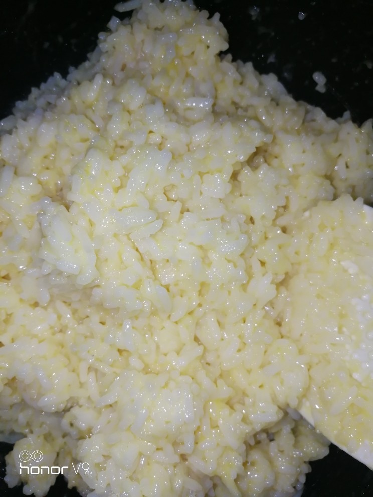 炒饭,捣碎,搅拌均匀,让每颗米粒都有鸡蛋