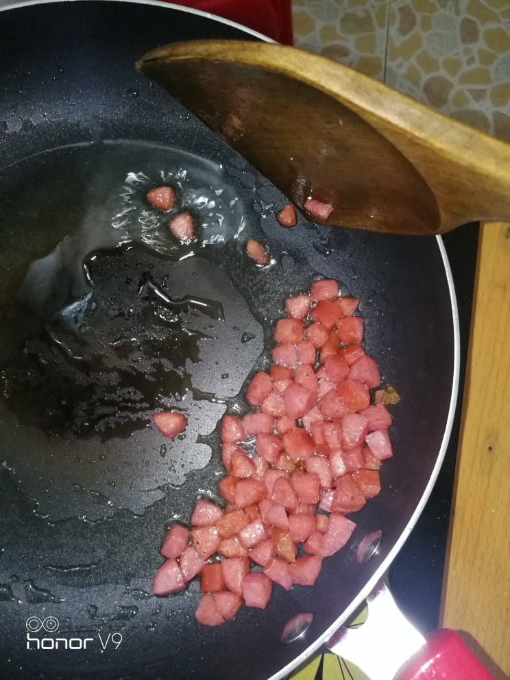 炒饭,炒一下,沥油捞出