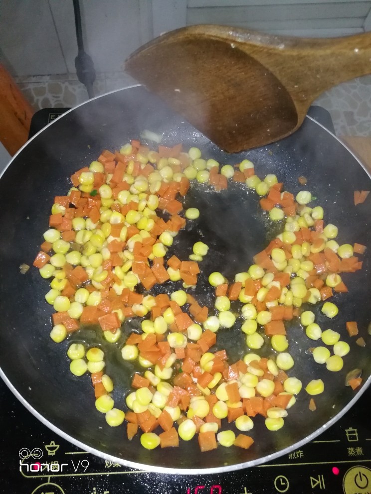 炒饭,翻炒几下,加2小匙水焖一下