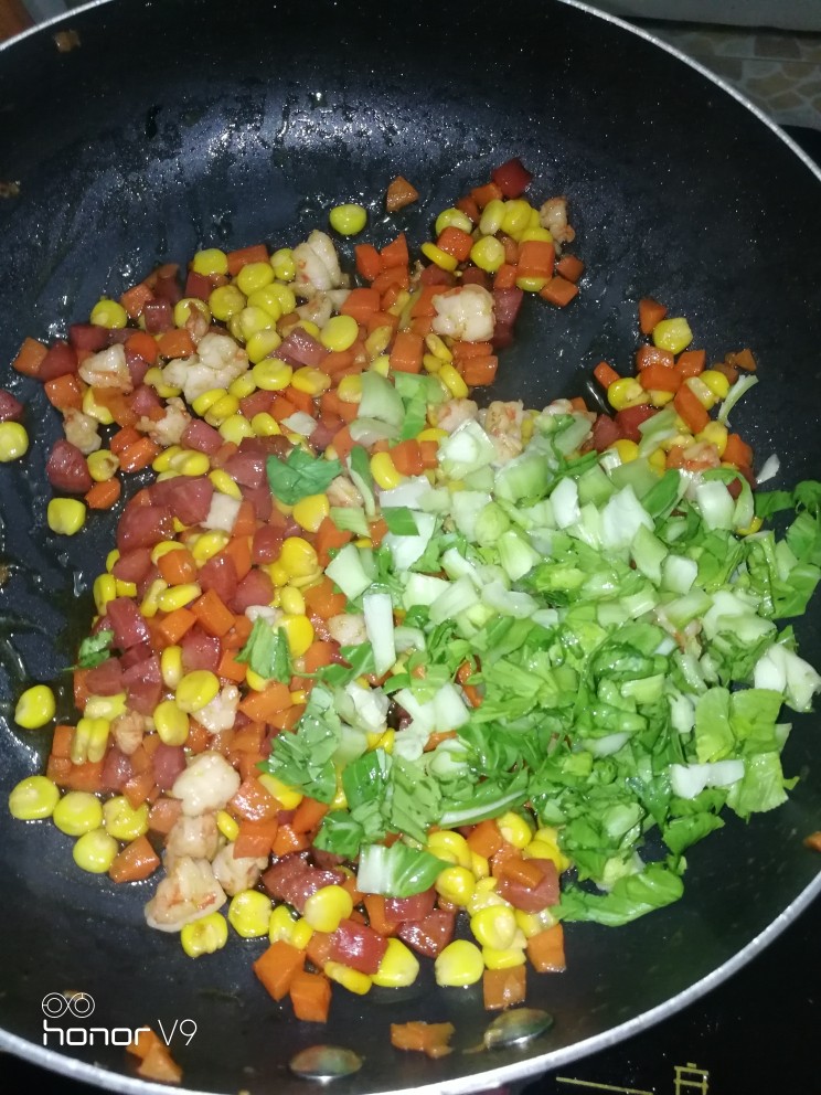 炒饭,这时下青菜,快速炒几下就好了,青菜容易熟。