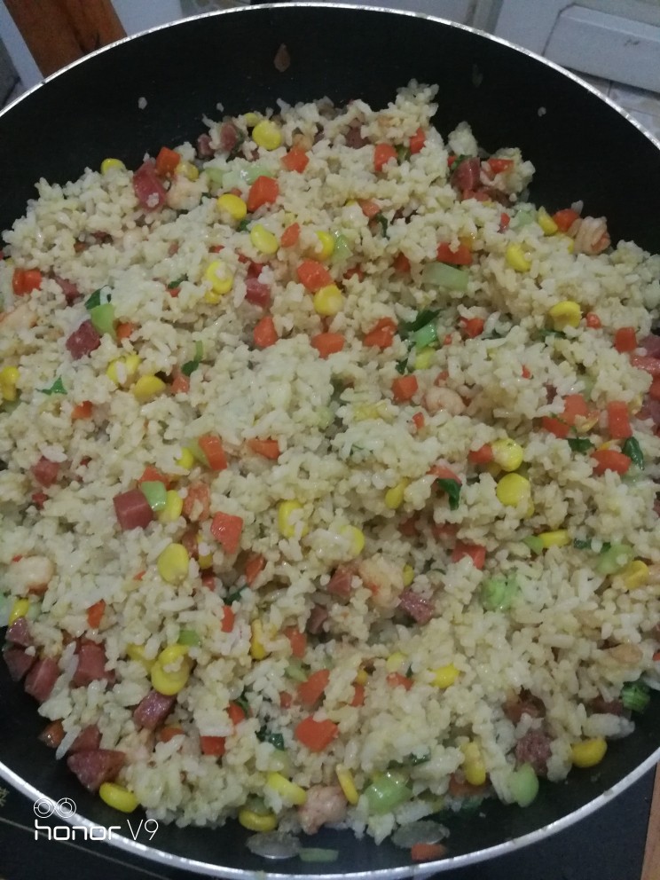 炒饭,下少许酱油,翻炒几下,关火。