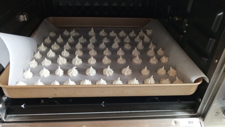 芒果蛋白糖,烤箱100度提前预热五分钟,放入烤箱