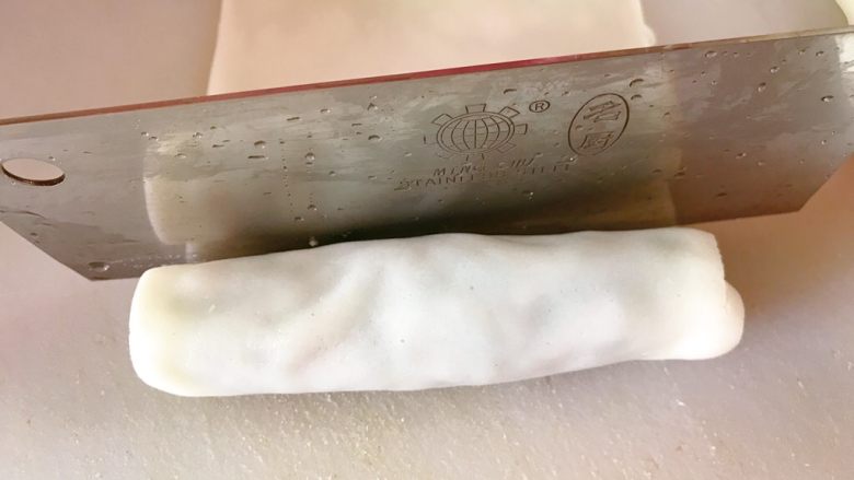 韭菜卷粿,卷一圈,然后切出。