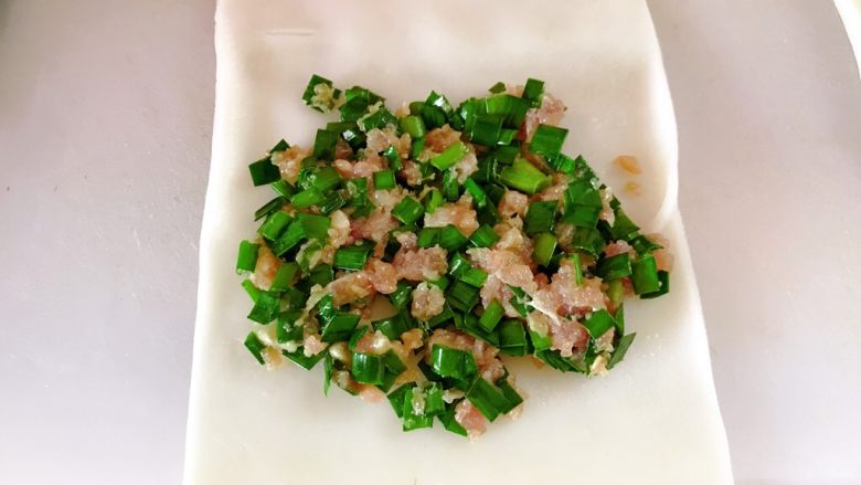 韭菜卷粿,放上韭菜馅,平铺。