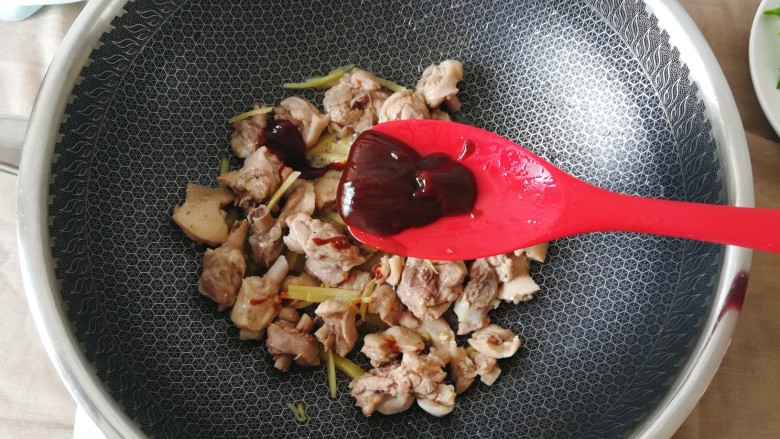 青椒烧鸭块,放入一勺<a style='color:red;display:inline-block;' href='/shicai/ 211728'>柱侯酱</a>,煸炒后下盐