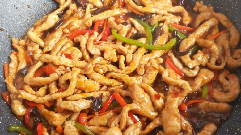 鱼香肉丝,鱼香汁倒进去以后,翻炒均匀,煮一分钟,汤汁粘稠。最后撒鸡精,即可出锅。