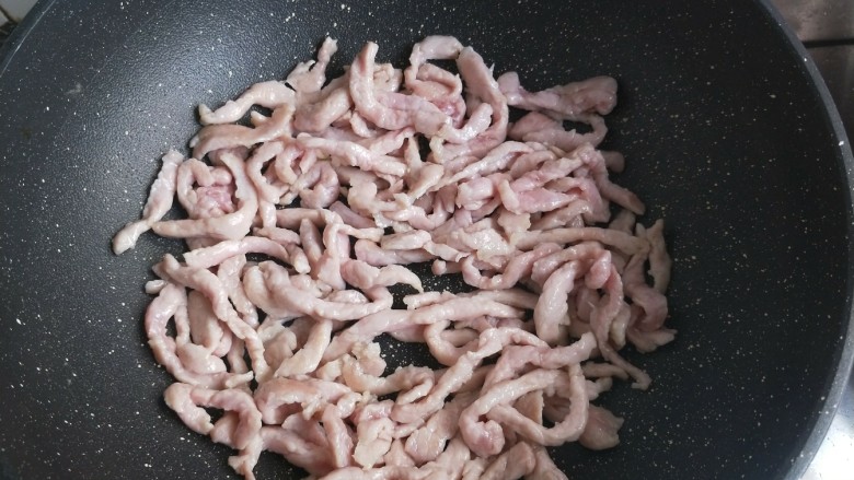 鱼香肉丝,炒至肉变色,变白。(我切的肉丝有点粗😂)