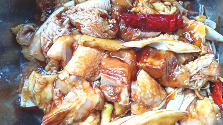 蒸香菇鸡,搅拌均匀,腌制3个小时