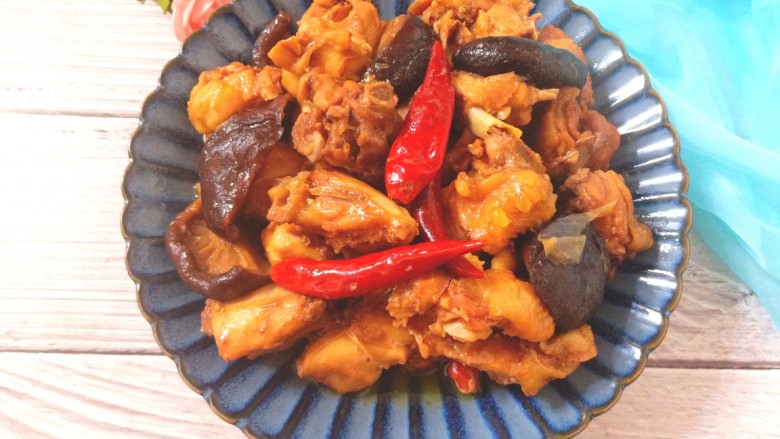 蒸香菇鸡,蒸碗烫,舀入盘中