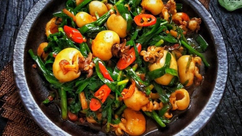 高营养低脂肪的墨鱼仔,和韭菜一起炒,常吃能缓解痛经