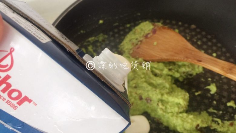 牛油果意面佐伊比利亚火腿片,再加入<a style='color:red;display:inline-block;' href='/shicai/ 8197'>淡奶油</a>后,快速炒匀后关火。