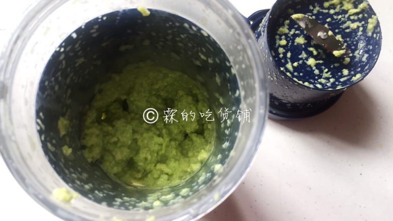 牛油果意面佐伊比利亚火腿片,然后搅打成泥。