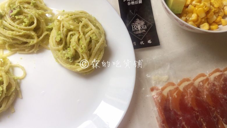牛油果意面佐伊比利亚火腿片,意面装盘,准备好火腿片、煮熟的<a style='color:red;display:inline-block;' href='/shicai/ 500'>玉米</a>,随意摆放。