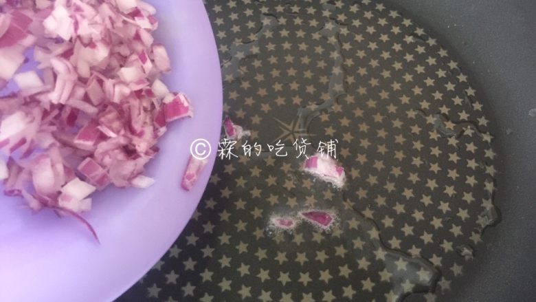 牛油果意面佐伊比利亚火腿片,起油锅,先把洋葱粒放入煸炒。