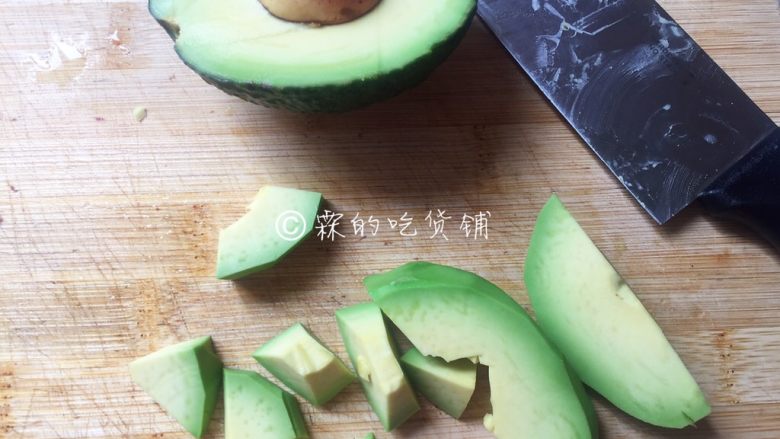 牛油果意面佐伊比利亚火腿片,<a style='color:red;display:inline-block;' href='/shicai/ 2157'>牛油果</a>去皮去核后,切成小块。