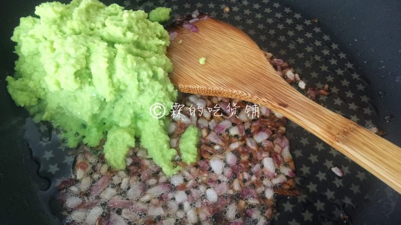 牛油果意面佐伊比利亚火腿片,等洋葱粒煸炒至明显缩水、香味很浓郁时,把牛油果泥倒入。