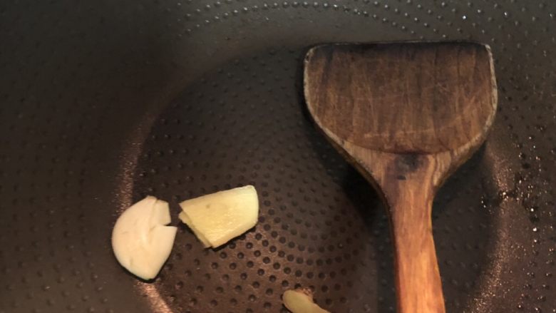茶香排骨,锅内烧热,放入姜片,翻炒几下,这个步骤不能省,姜蒜炒干身再下油,可以防止配料里的水分跟热油碰撞,会溅起来