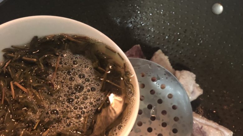茶香排骨,倒入浸泡好的绿茶水,轻轻翻炒均匀