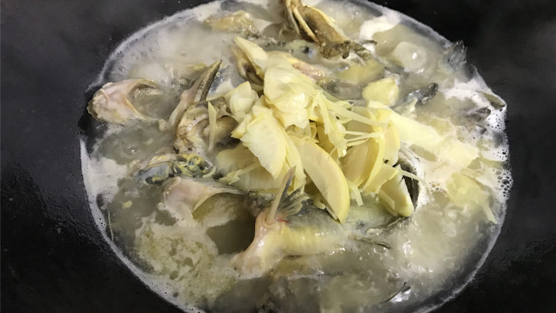 春笋汪丁鱼汤,再加入没过汪丁的热水,煮开后加焯过水的春笋片。