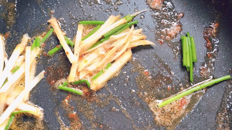 油闷大虾,用煎虾的锅不用洗，下入葱姜