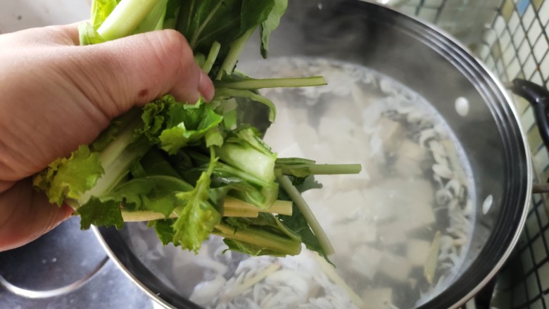 苔菜豆腐虾皮鲜汤,再次煮沸时放入苔菜
（蔬菜很嫩，避免长时间煮制变黄变烂）