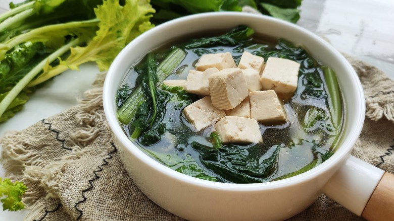 苔菜豆腐虾皮鲜汤,最后出锅前放入盐和亚麻籽油
(亚麻籽油味道很怪,一般人接受不了,但确实有利于血脂代谢)