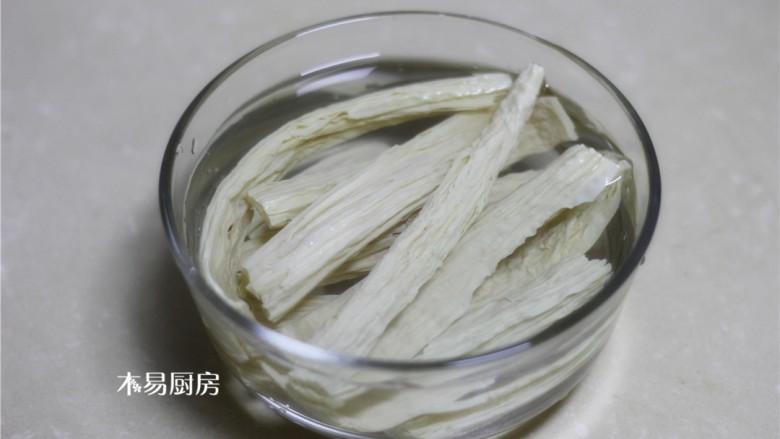素炒小白菜,腐竹也提前用冷水泡发,备用。