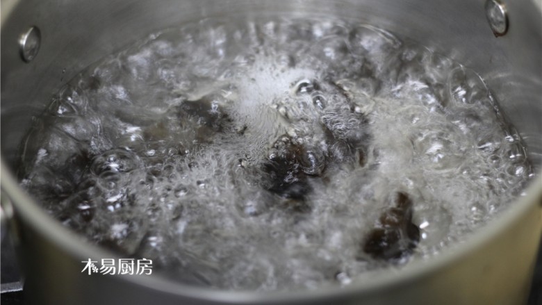 素炒小白菜,烧一锅开水,先下入木耳焯30秒左右。