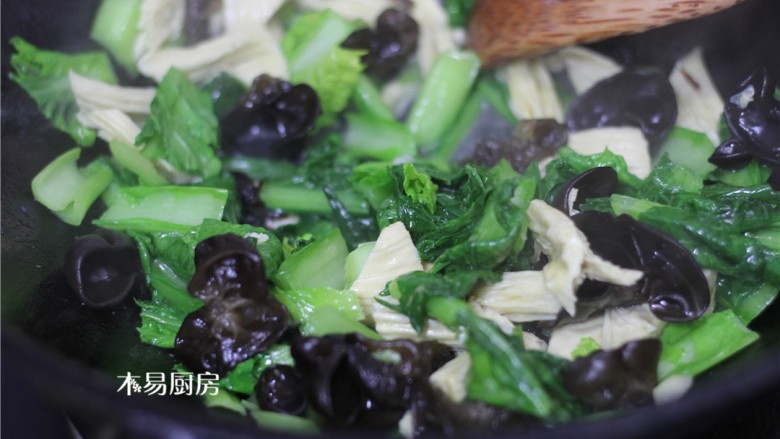 素炒小白菜,出锅前撒入食盐和鸡粉,翻炒均匀,即可。