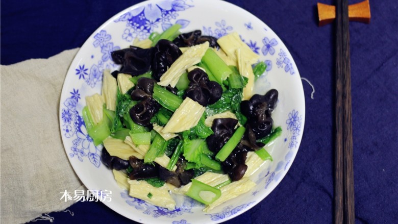 素炒小白菜,餐桌上多一些素食,更营养健康。