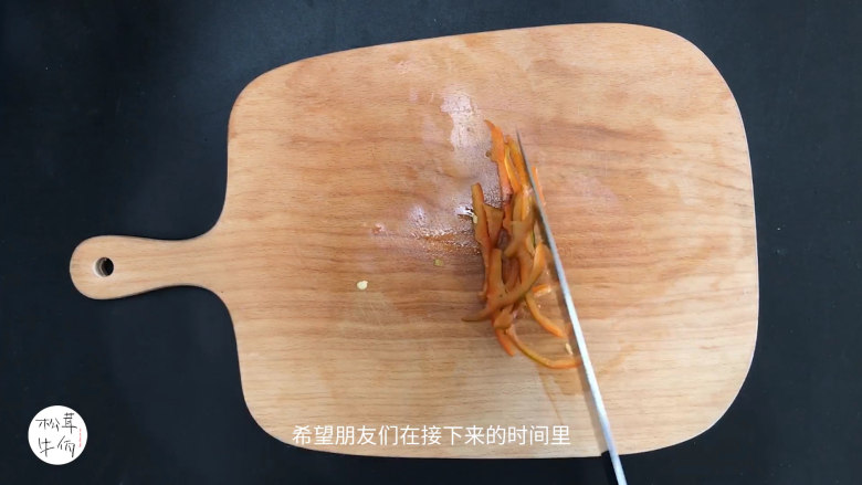 视频|松茸豆腐汤|牛佤松茸食谱,把<a style='color:red;display:inline-block;' href='/shicai/ 3534'>甜椒</a>切丝,备用。