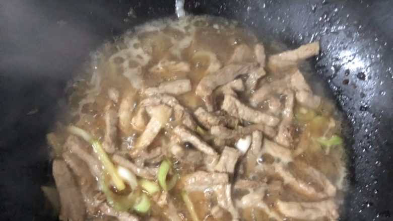 蒜苔炒肉丝,开火之前，先调个料汁，快炒的菜，料汁一次性加入可以缩短时间，这样炒出的蒜苔才有脆爽的口感，料汁：生抽2勺 蚝油2勺 食盐少许 几滴香油 喜欢口味厚重可以加一点黄豆酱 