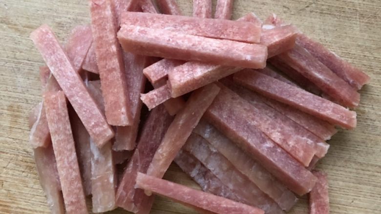 蒜苔炒肉丝,里脊肉冻一下,切丝,煸炒的时候容易熟。