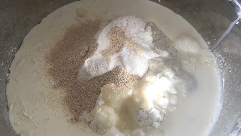 奶油吐司面包,把除<a style='color:red;display:inline-block;' href='/shicai/ 887'>黄油</a>以外的材料放在一起揉成面团，我是手工揉的